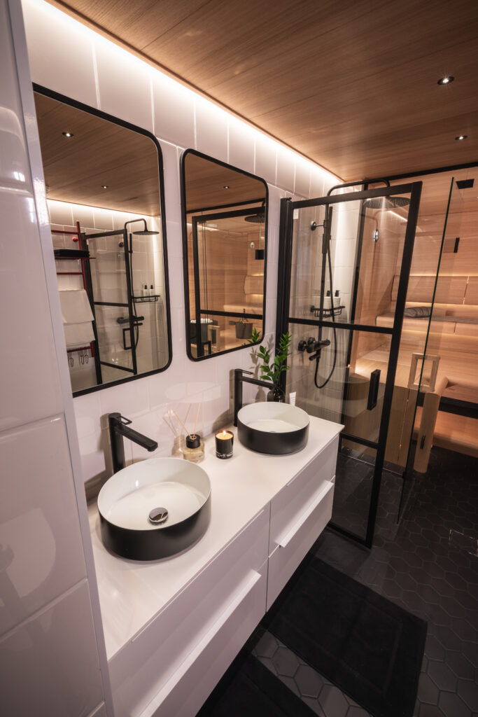 90m2 uusittu, tyylikäs kylpyhuone- ja saunatila (Latokartano, Espoo).
