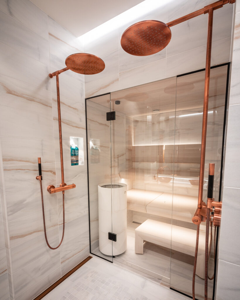 Modernit suihkutilat valmistuivat kylpyhuoneremontilla.